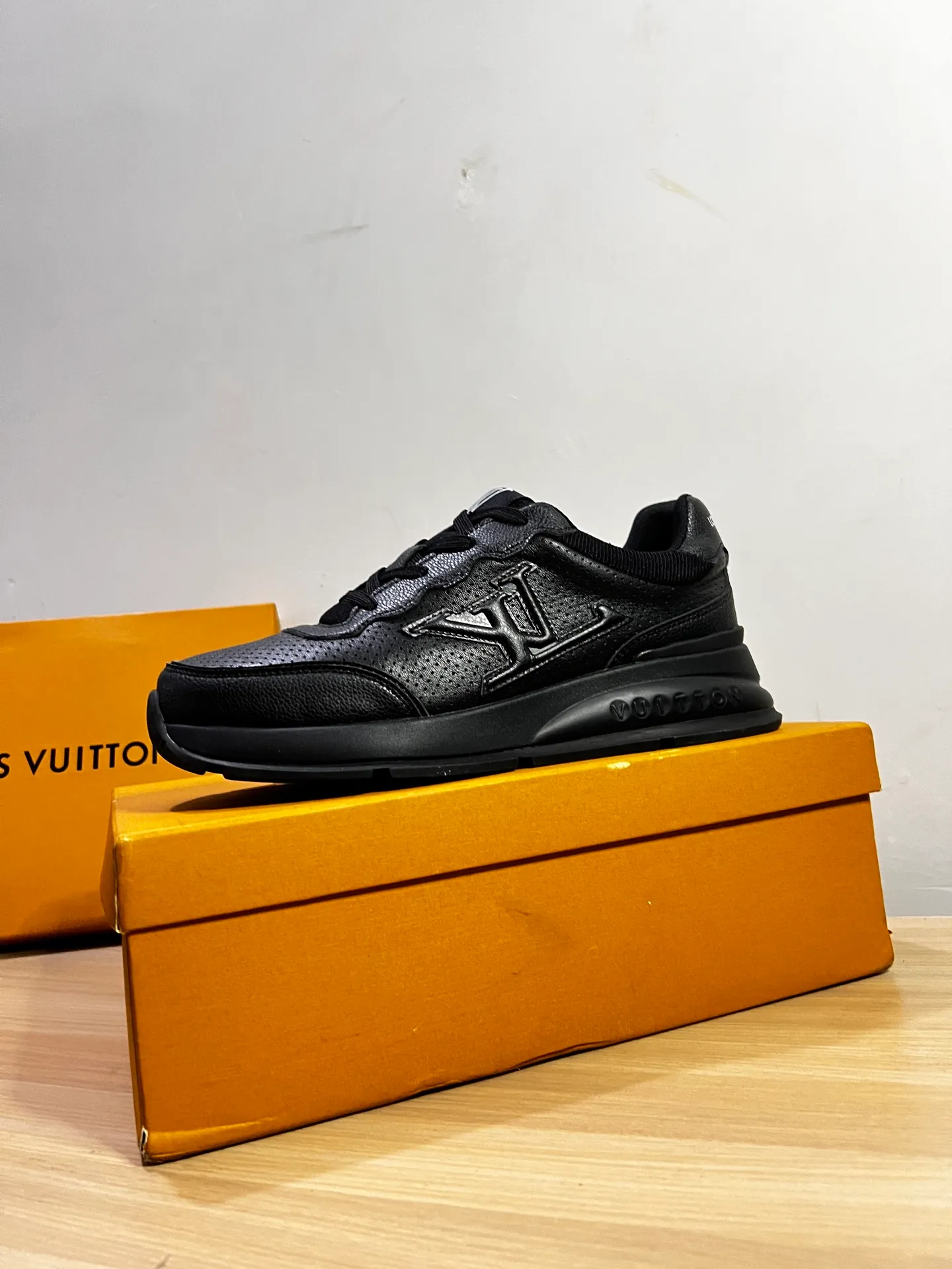 Factory price: 438💰LV men's classic casual sneakers. This sneaker is made of soft cow leather and has a classic logo. The classic logo shapes the elegant upper. The thick yet lightweight rubber outsole is embossed with the Louis Vuitton logo. The padded insole and technical lining once again upgrade the comfort experience. The calfskin lining imported from Italy is high-end and comfortable, and the original outsole is light and wear-resistant! Purely handmade, details determine quality! Size: 38-45, customized 45